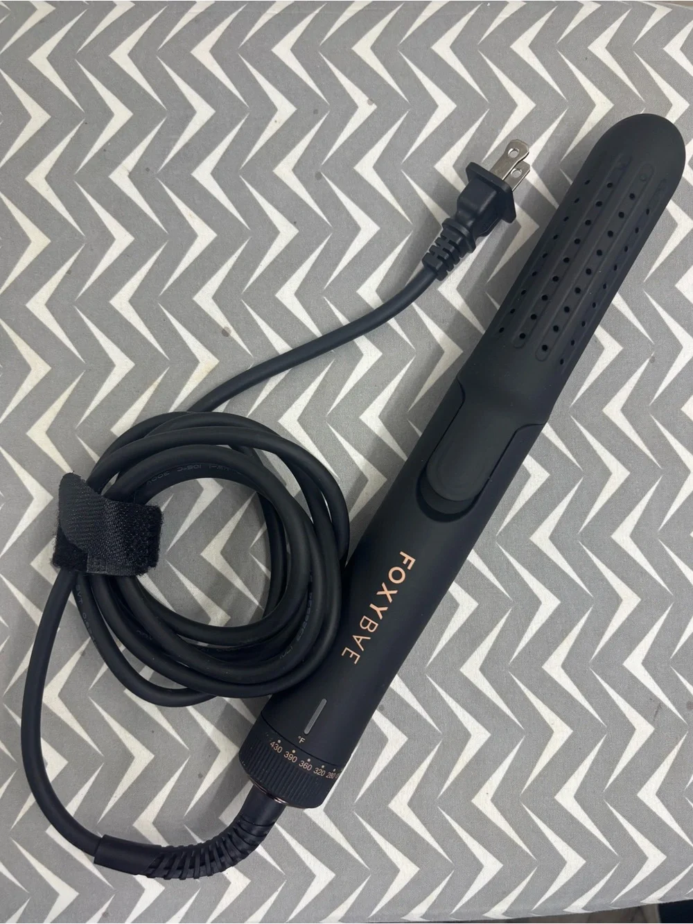 FoxyBae 2-In-1 AirFlow Flat Iron / curling Styler New in Box